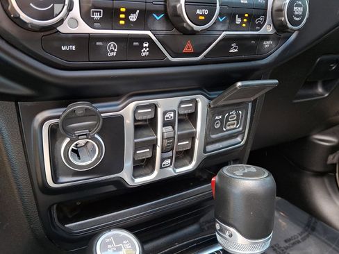 Used 2022 Jeep Wrangler Unlimited Sahara w/ Cold Weather Group image 27