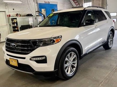 Certified 2024 Ford Explorer XLT w/ Equipment Group 202A AWD/4WD image 1