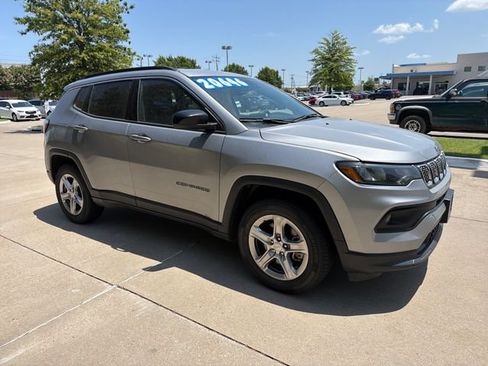 Used 2024 Jeep Compass Latitude AWD/4WD image 14