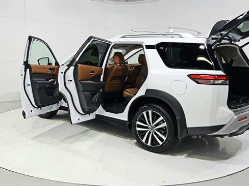 Certified 2025 Nissan Pathfinder Platinum FWD image 31
