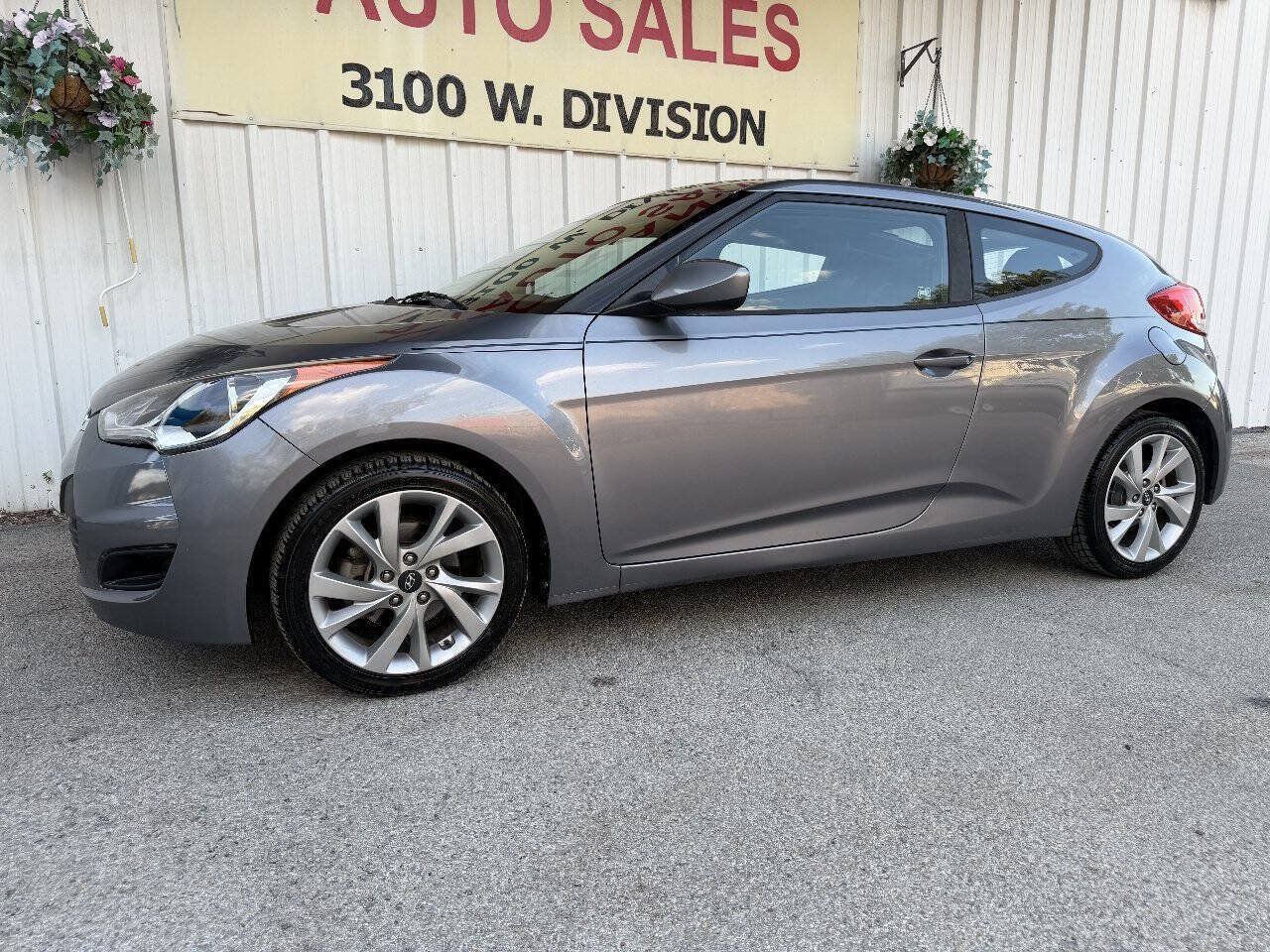 Used 2016 Hyundai Veloster FWD image 8