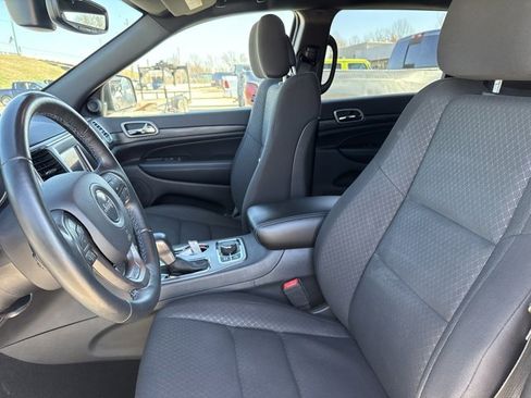 Used 2019 Jeep Grand Cherokee Laredo image 5