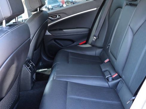 Used 2023 Genesis G70 2.0T image 17