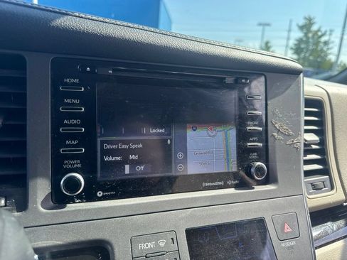 Used 2018 Toyota Sienna XLE Premium FWD image 15