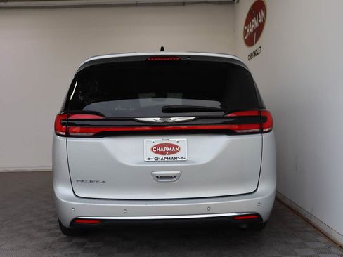Used 2024 Chrysler Pacifica Touring-L FWD image 6