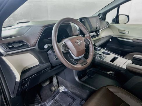 Used 2023 Toyota Sienna Platinum AWD/4WD image 9
