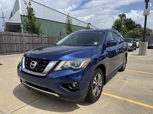 Used 2018 Nissan Pathfinder SV FWD image 3