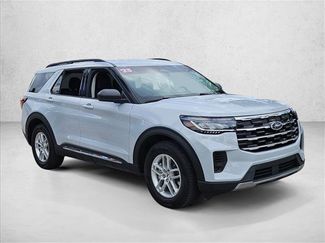 Used 2025 Ford Explorer Active video 3