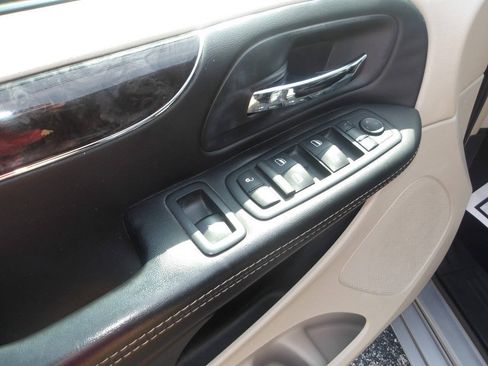 Used 2014 Chrysler Town & Country Touring FWD image 13