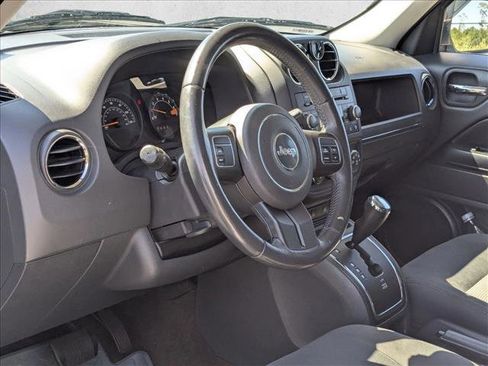 Used 2016 Jeep Patriot Latitude AWD/4WD image 2