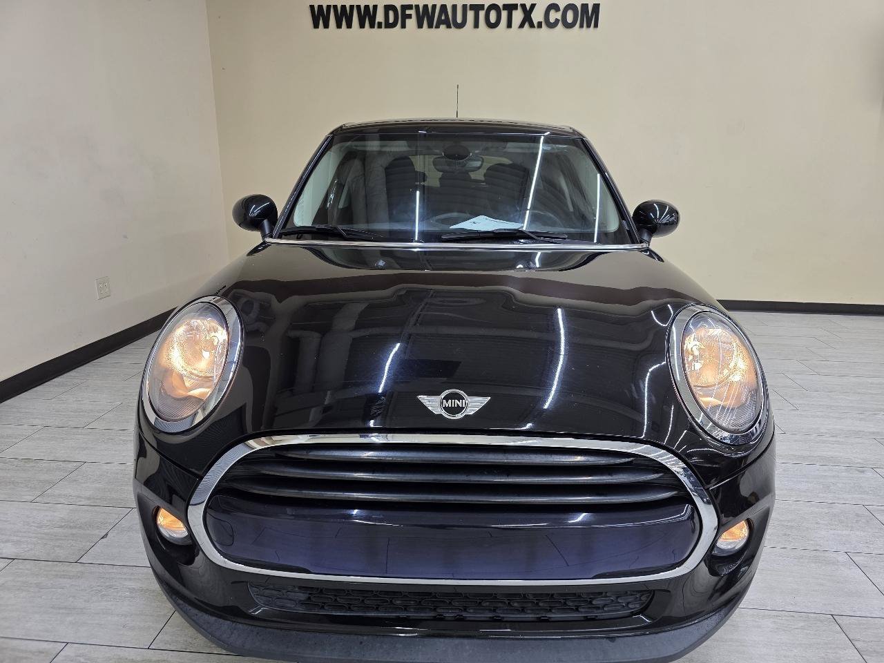 Used 2018 MINI Cooper 4-Door Hardtop w/ Signature Line Package FWD image 3