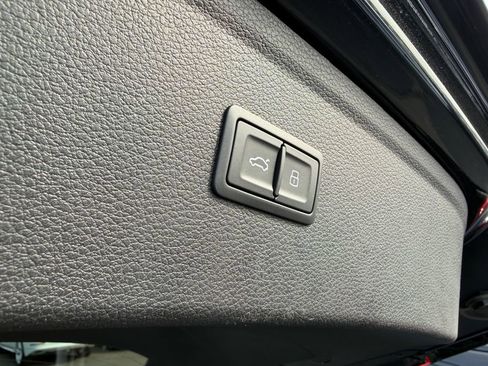 Used 2025 Audi Q5 e Premium Plus w/ Premium Plus Package image 29