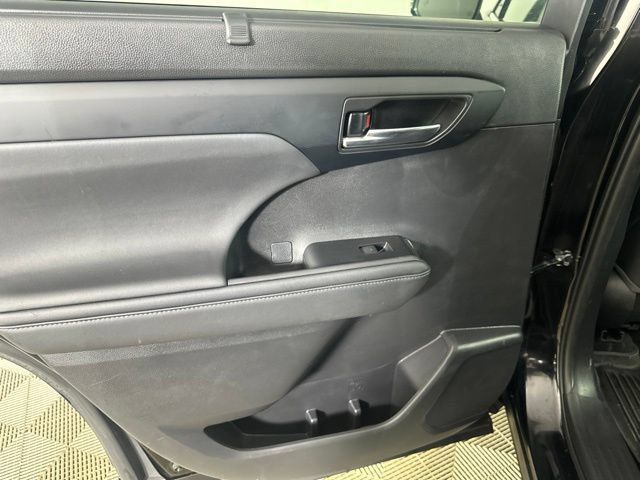 Used 2022 Toyota Highlander XLE AWD/4WD image 17