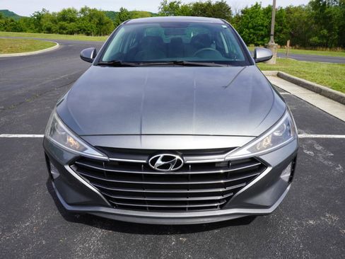 Used 2019 Hyundai Elantra SE FWD image 2