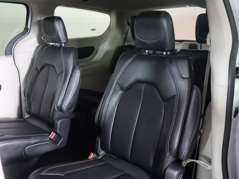 Used 2024 Chrysler Pacifica Touring-L image 30