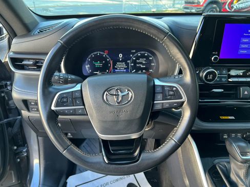 Used 2025 Toyota Highlander XSE AWD/4WD image 18