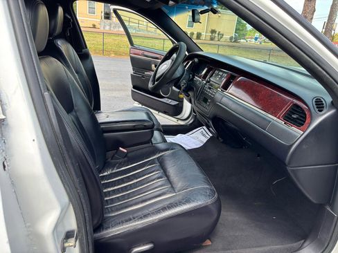 Used 2004 Lincoln Town Car Executive RWD image 7