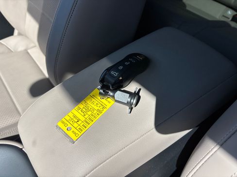 Used 2025 Porsche Macan Electric RWD image 35