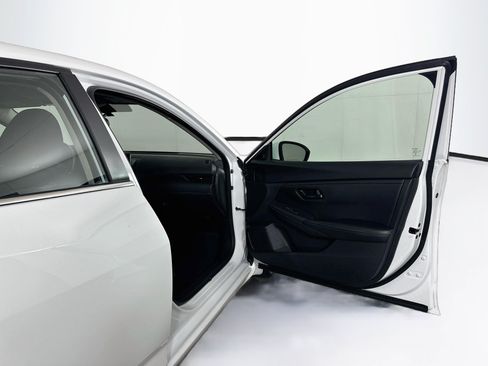 Used 2025 Nissan Sentra S FWD image 30
