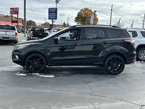 Used 2017 Ford Escape SE w/ Equipment Group 201A image 4