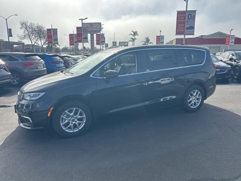 Used 2023 Chrysler Pacifica Touring-L image 2