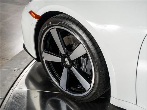 Used 2025 Porsche 911 Carrera RWD image 15
