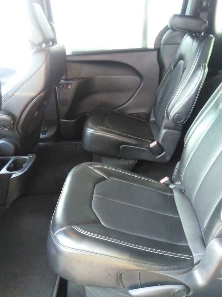 Used 2025 Chrysler Pacifica Select FWD image 3
