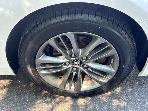 Used 2017 Toyota Camry SE w/ Moonroof Package FWD image 13