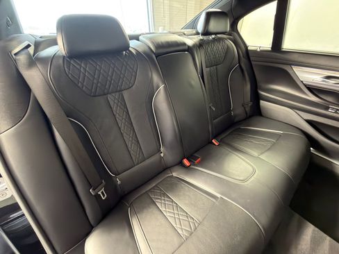 Used 2020 BMW 750i xDrive w/ Executive Package image 32