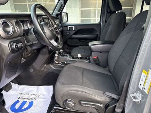 Used 2018 Jeep Wrangler Unlimited Sahara image 9