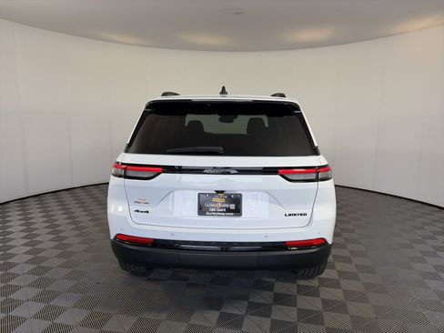 Used 2024 Jeep Grand Cherokee Limited w/ Black Appearance Package AWD/4WD image 9