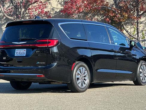 Used 2024 Chrysler Pacifica Select image 4