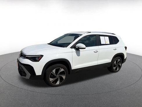 Used 2026 Volkswagen Taos SE AWD/4WD image 8