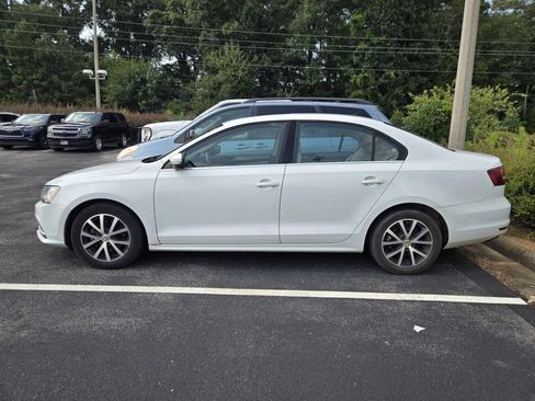 Used 2017 Volkswagen Jetta SE FWD image 4