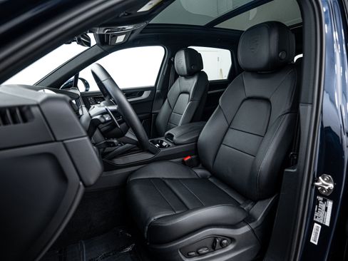 Certified 2025 Porsche Cayenne image 5