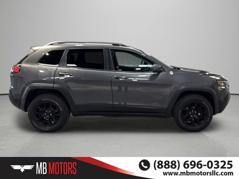 Used 2019 Jeep Cherokee Trailhawk AWD/4WD image 3