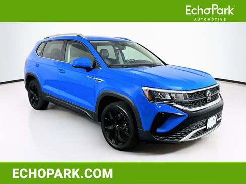 Used 2023 Volkswagen Taos SE w/ Black Wheel Package FWD image 1