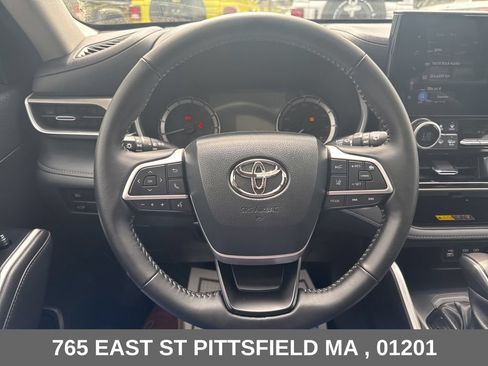 Used 2025 Toyota Highlander XLE AWD/4WD image 28