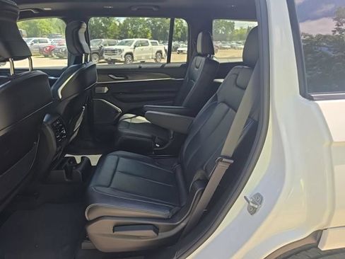 Used 2022 Jeep Grand Cherokee L Overland w/ Luxury Tech Group IV AWD/4WD image 18