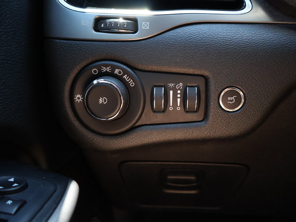 Used 2020 Jeep Cherokee Limited FWD image 31