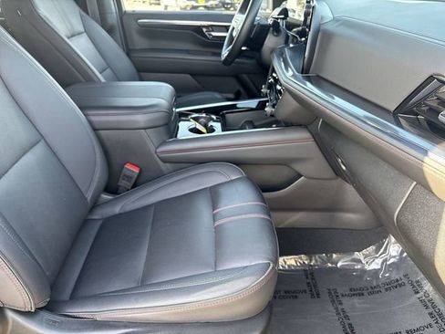 Used 2025 Chevrolet Suburban RST image 12