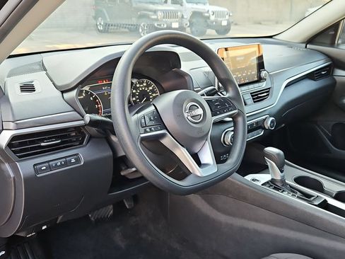 Used 2025 Nissan Altima 2.5 SV FWD image 15