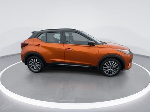 Used 2023 Nissan Kicks SR w/ SR Premium Package FWD image 9