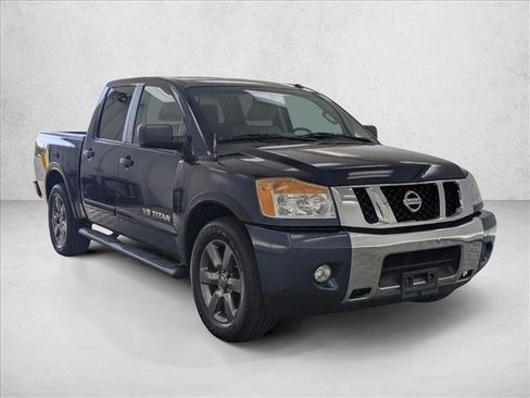Used 2015 Nissan Titan SV w/ SV Value Truck Package RWD image 3