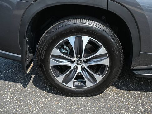 Used 2024 Toyota Highlander XLE AWD/4WD image 12
