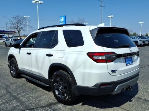 Certified 2024 Honda Pilot TrailSport image 9