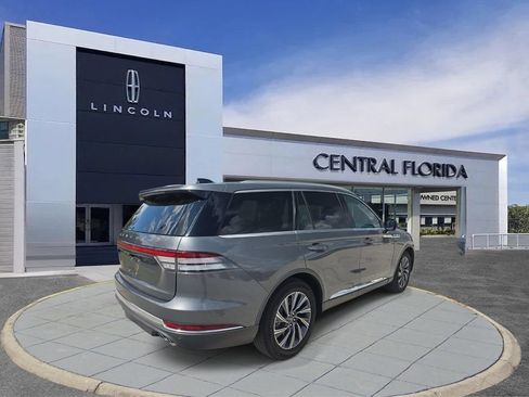 Used 2025 Lincoln Aviator 2WD image 3