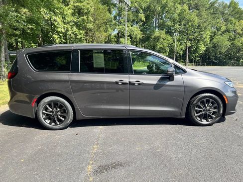 Used 2021 Chrysler Pacifica Touring-L w/ S Appearance Package FWD image 2