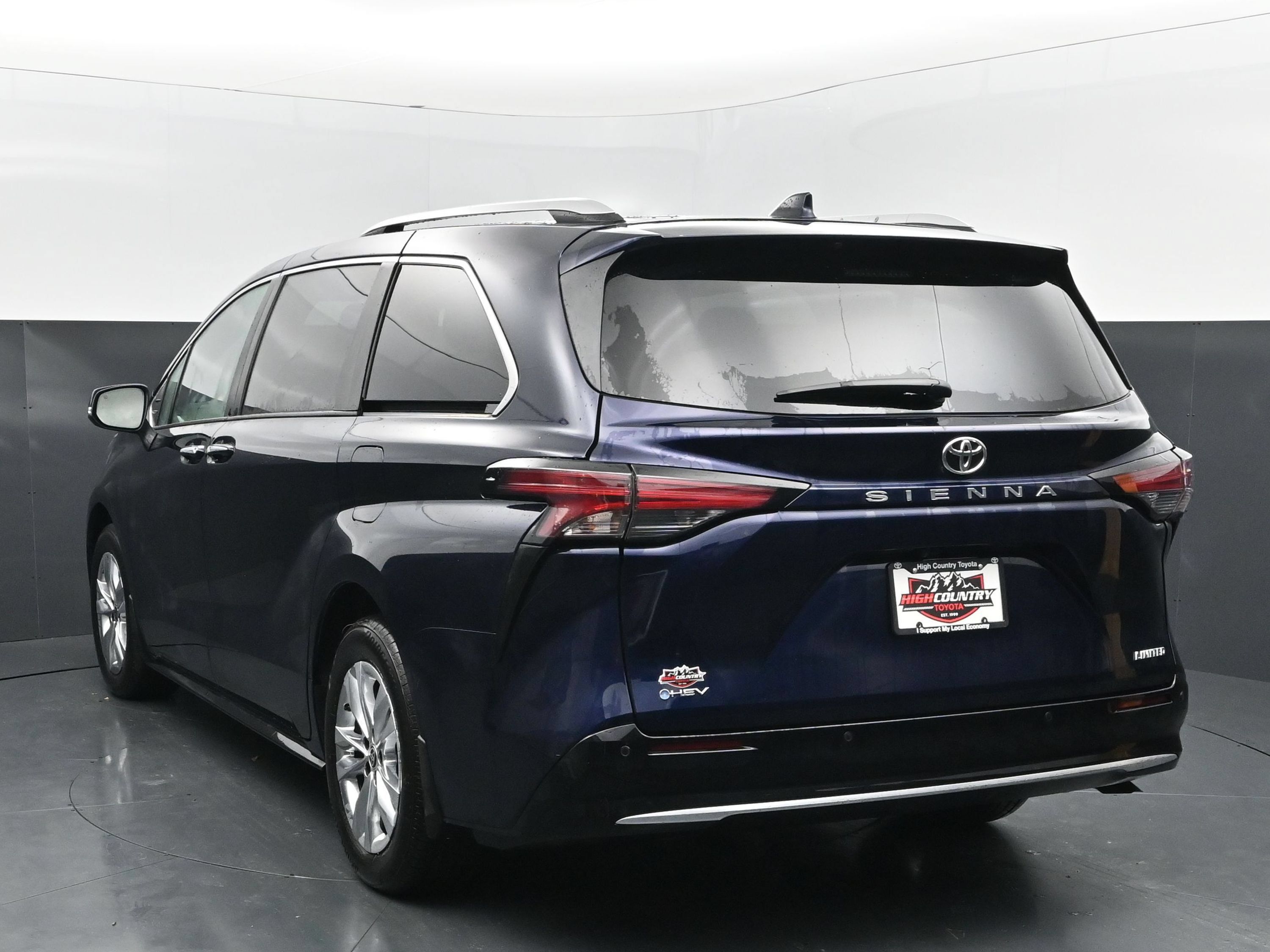 Used 2026 Toyota Sienna Limited FWD image 4