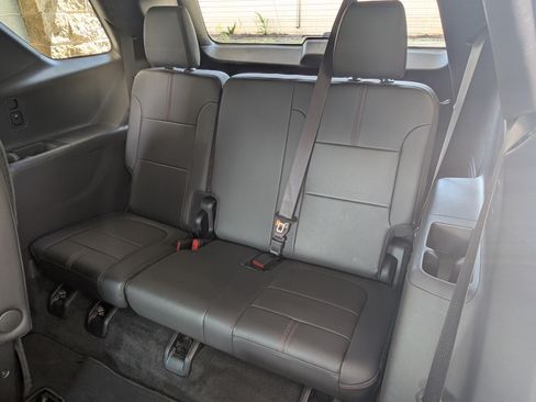 Used 2023 Chevrolet Traverse RS FWD image 18